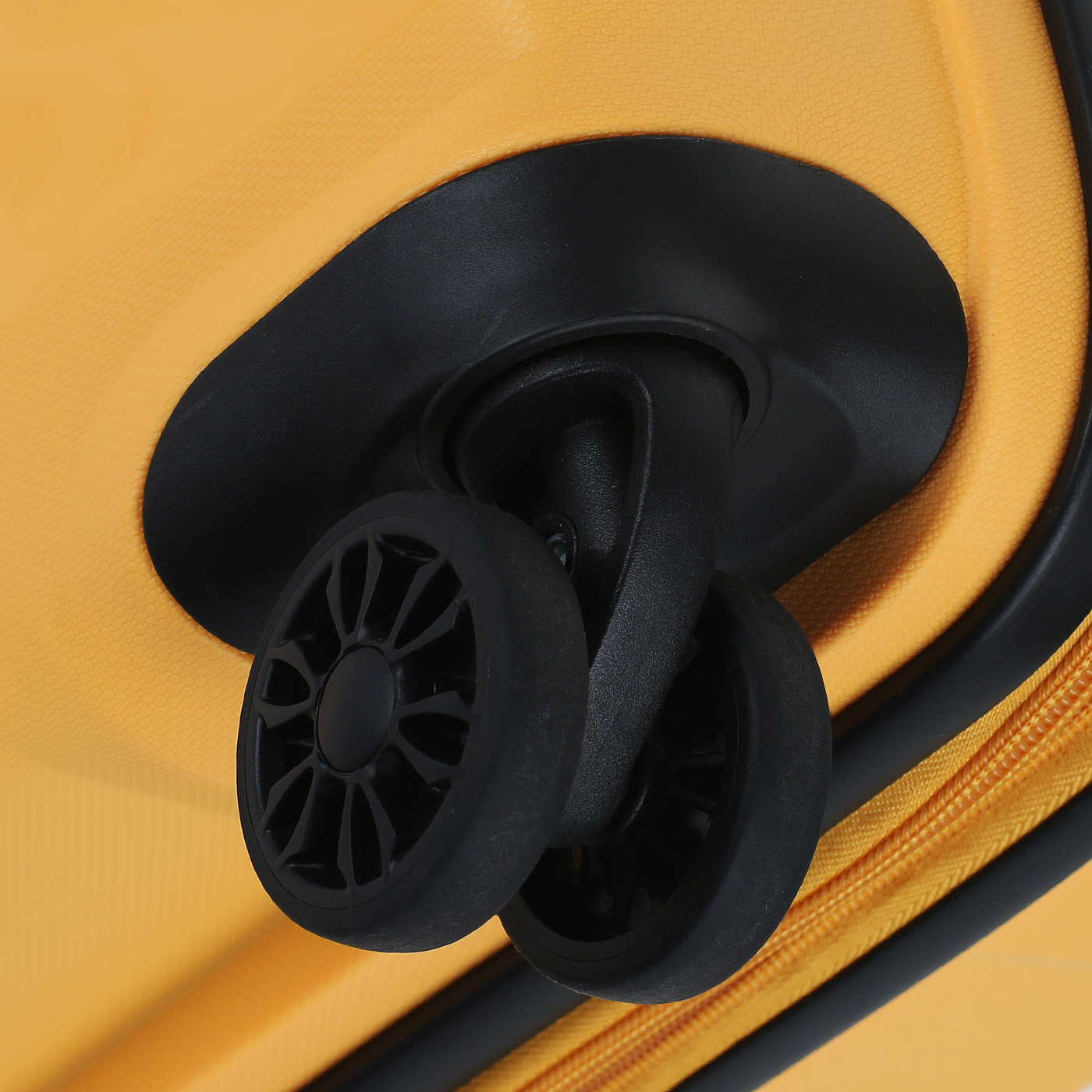 Чемодан средний M из полипропилена с кодовым замком American Tourister Bon Air