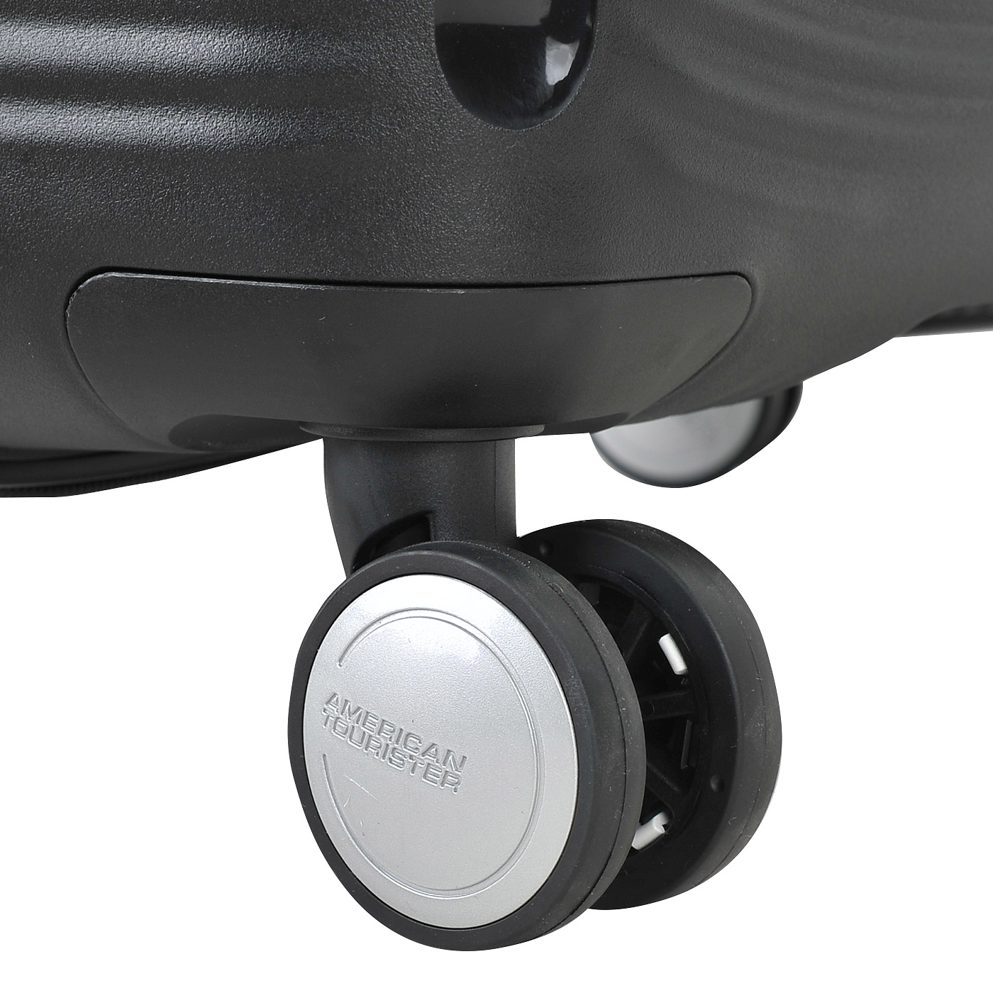 Чемодан средний M из полипропилена с кодовым замком American Tourister Soundbox