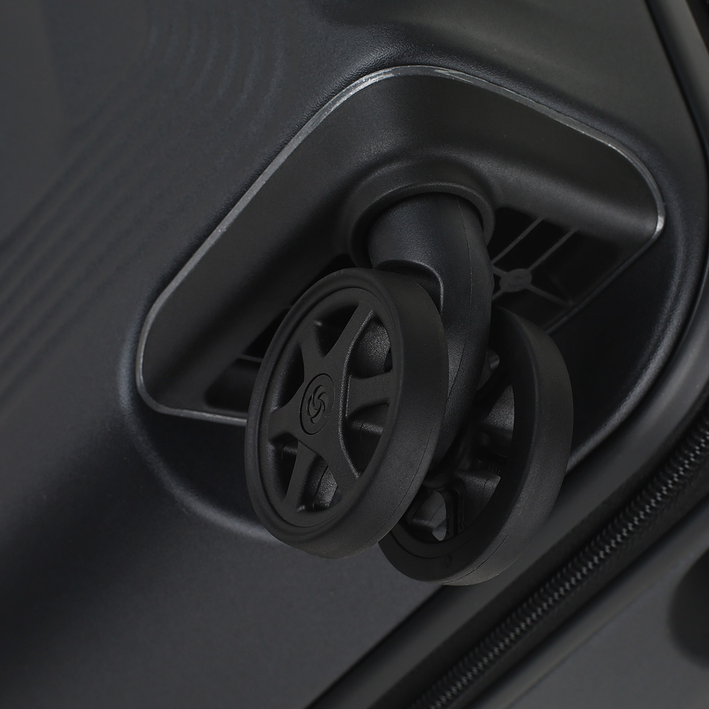 Чемодан c USB-портом Samsonite Nuon