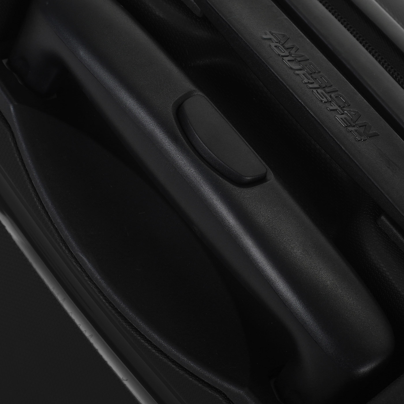 Чемодан для ручной клади из полипропилена с кодовым замком American Tourister Bon Air