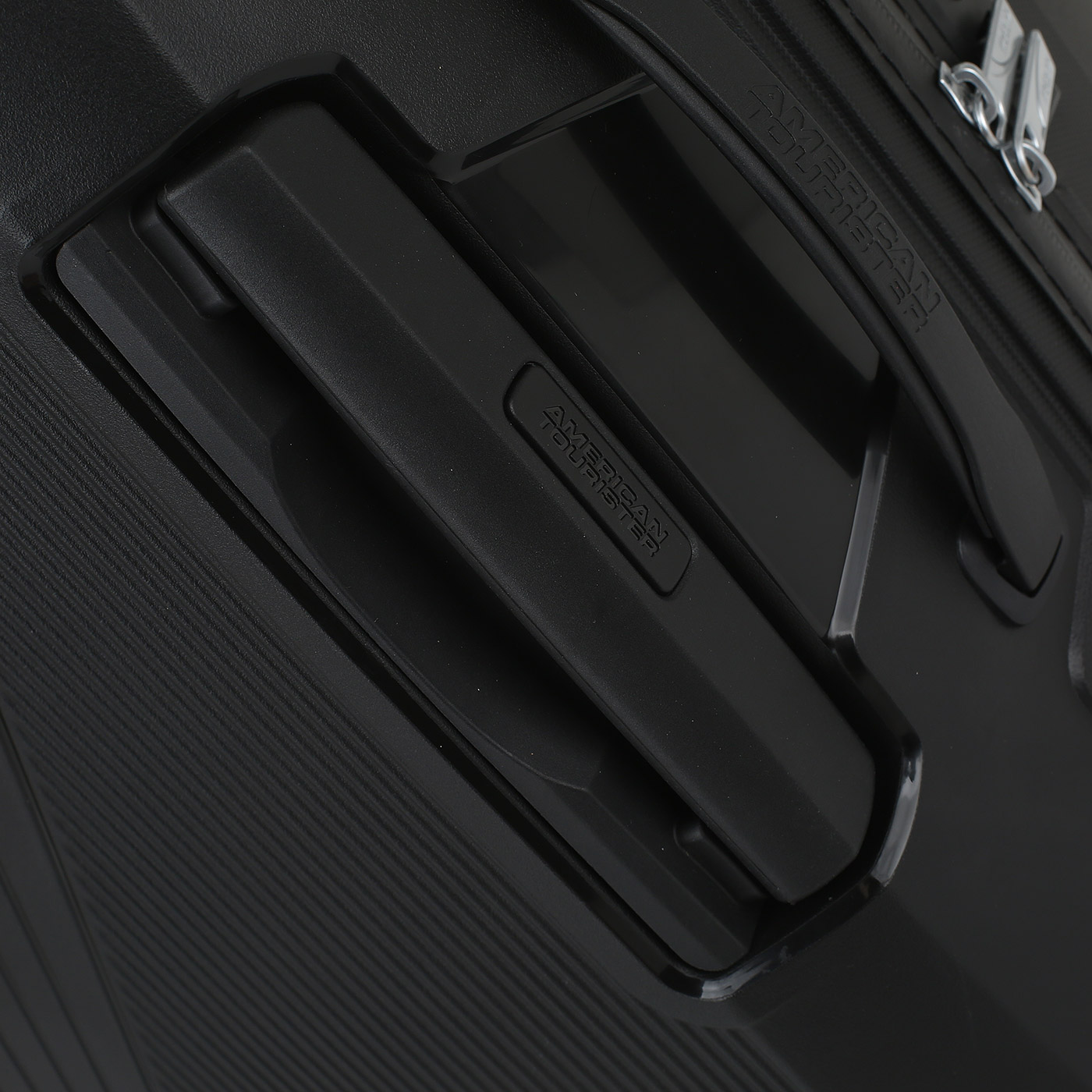 Чемодан большой L из полипропилена с кодовым замком American Tourister Airconic