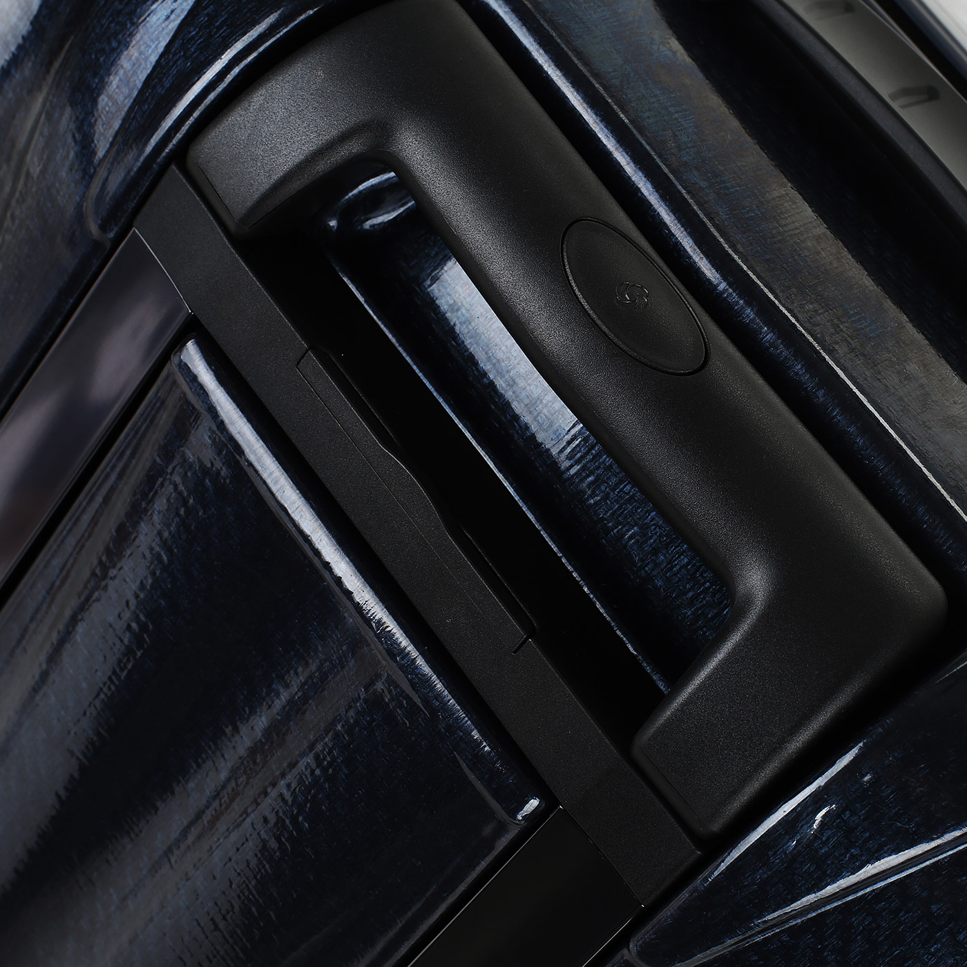 Чемодан средний M из материала Curv с кодовым замком Samsonite C-Lite