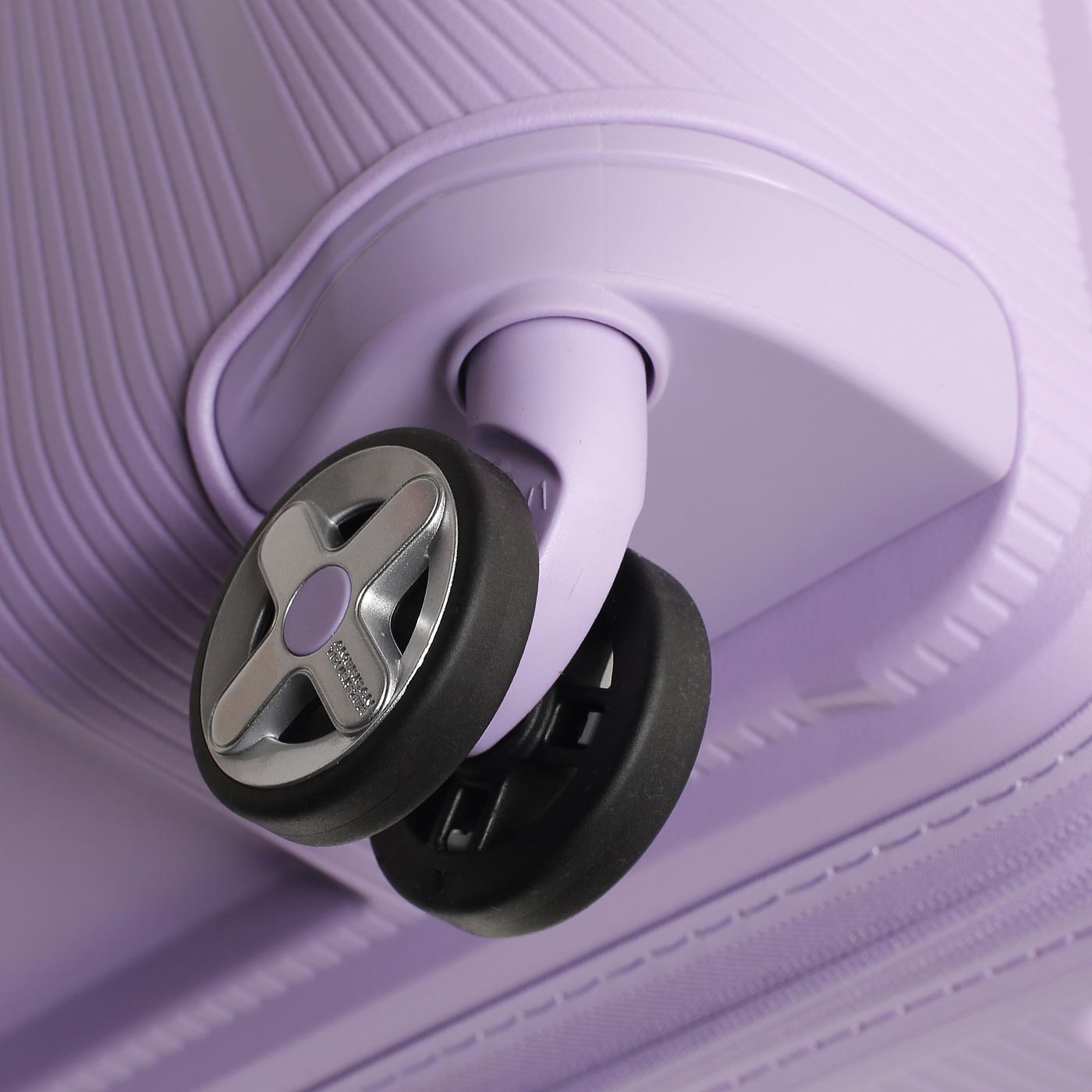Чемодан на колесах American Tourister Starvibe