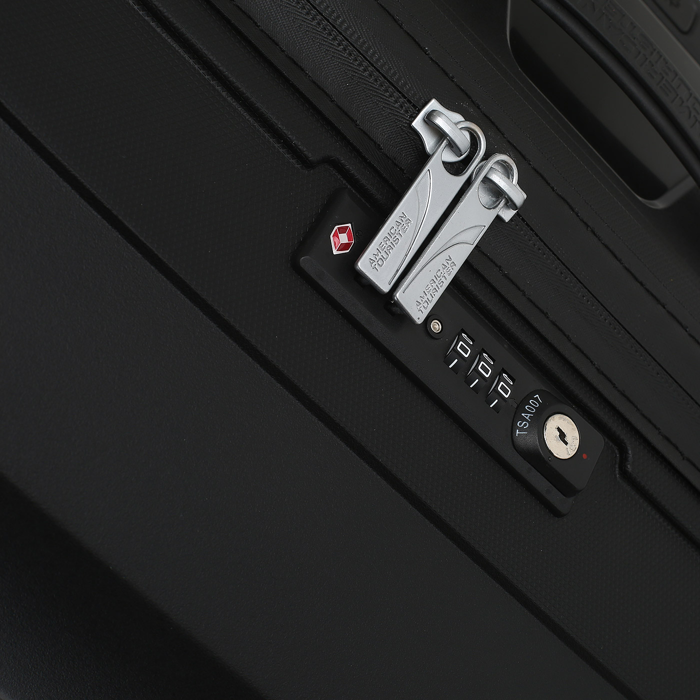 Чемодан большой L из полипропилена с кодовым замком American Tourister Airconic